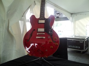 Cette guitare sera signée d'ici la fin du festival par l'ensemble des participants.