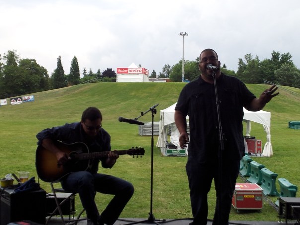 Le chanteur et harmoniciste Martin Goyette a offert une performance accompagné de son guitariste, mais sera en quatuor le 9 août.